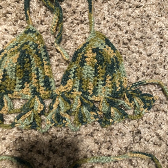 Handmade crochet ruffled bikini top - Picture 3 of 4